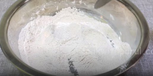 wheat flour mix in a pan for pizza recipe 