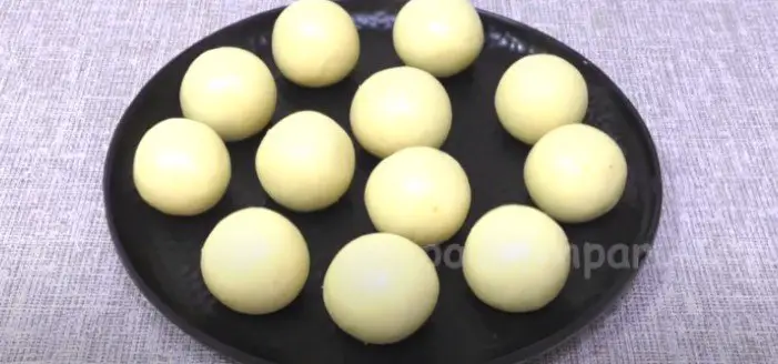 many gulab jamun balls in a plate for kala gulab jamun recipe 