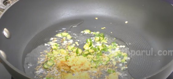 roasting ginger, garlic and green chilli in pan for samosa recipe 