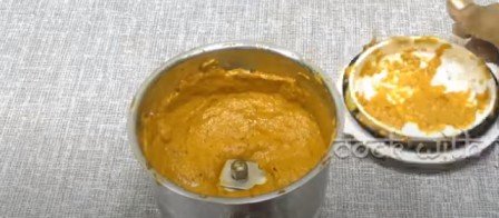 gravy paste in a grinding jar for matar paneer recipe 