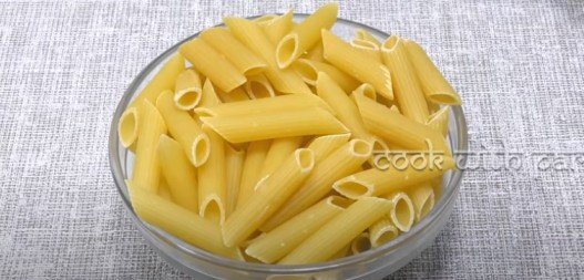 penne pasta in a bowl for white sauce pasta recipe 