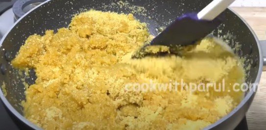 roasting gram flour with ghee for mohanthal recipe 