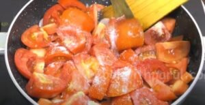 roasting tomato in a pan for tomato soup recipe 