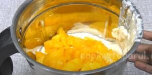 blending mango and ice cream mix in a jar for mango ice cream recipe 