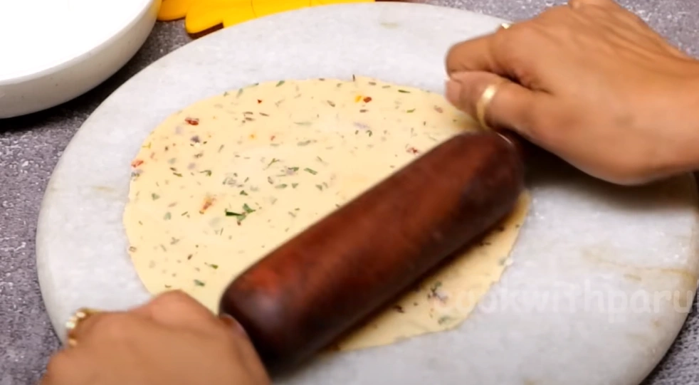 Reshmi Aloo Ka Paratha Recipe 3